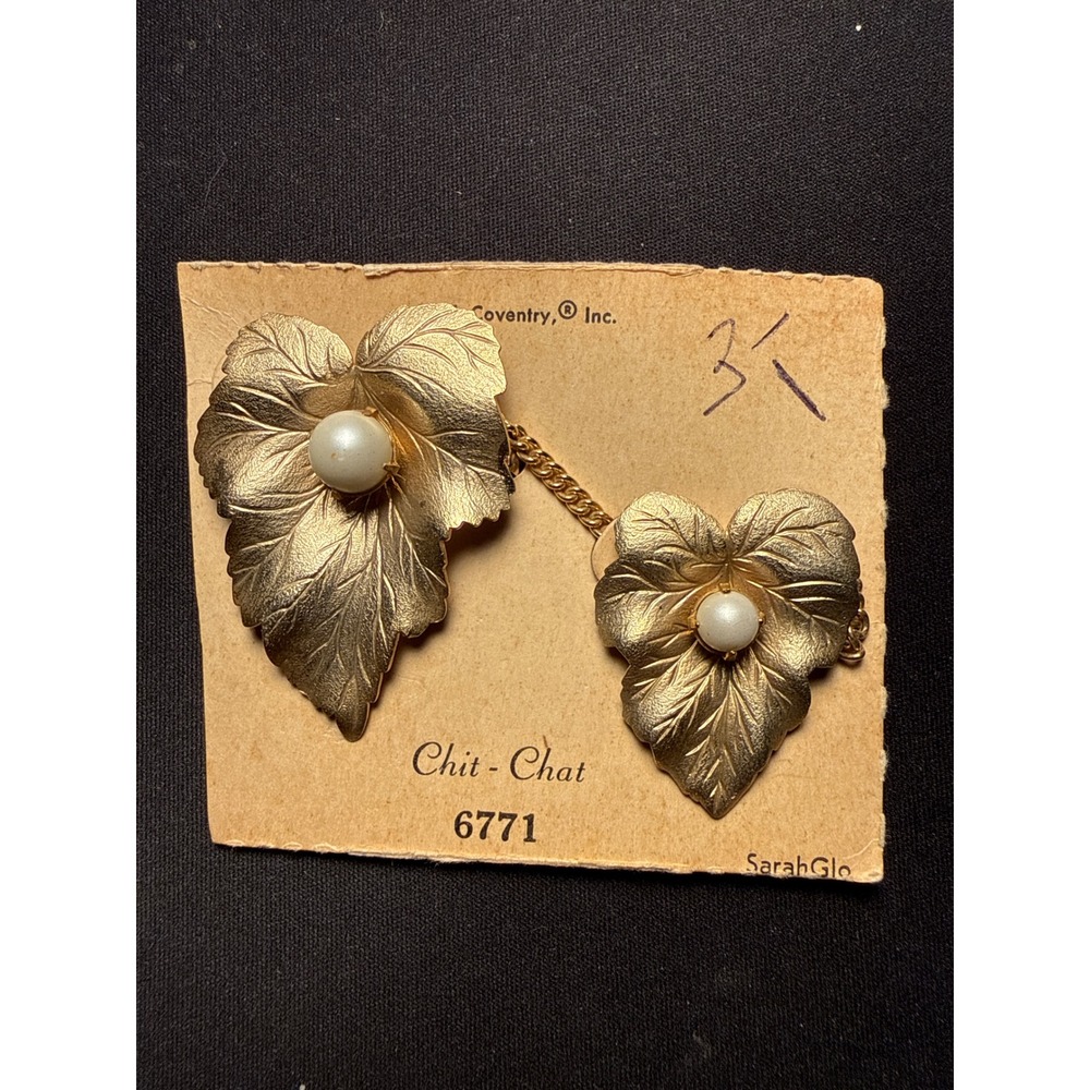 Vintage Sarah Coventry Chit-Chat 6771 Gold Leaf Faux Pearl Sweater Guard Set